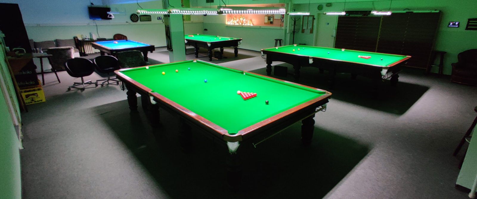 Blick in das Vereinsheim mit Snookertischen